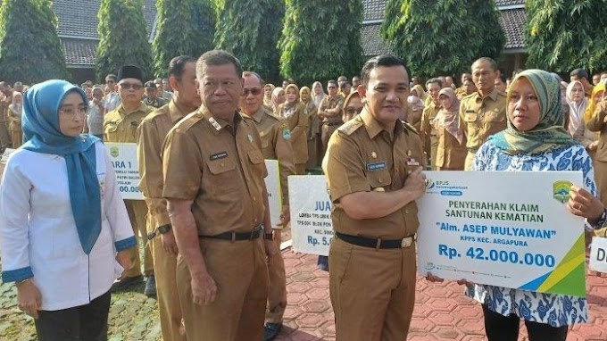 PJ Bupati Majalengka Serahkan Hadiah TPS Unik dan Santunan Kematian pada Penyelenggara Pemilu 2024