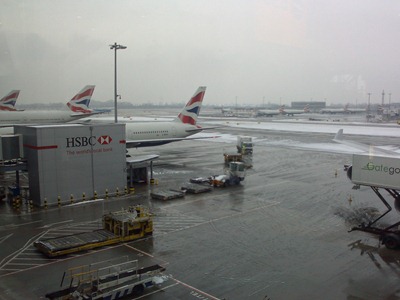 Aeroporto de Heathrow coberto de neve