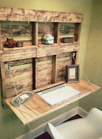 Escritorios de oficina construidos con pallets de madera reciclados
