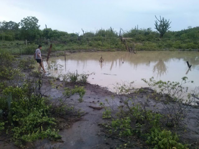 Chove forte na zona rural de Lajedinho