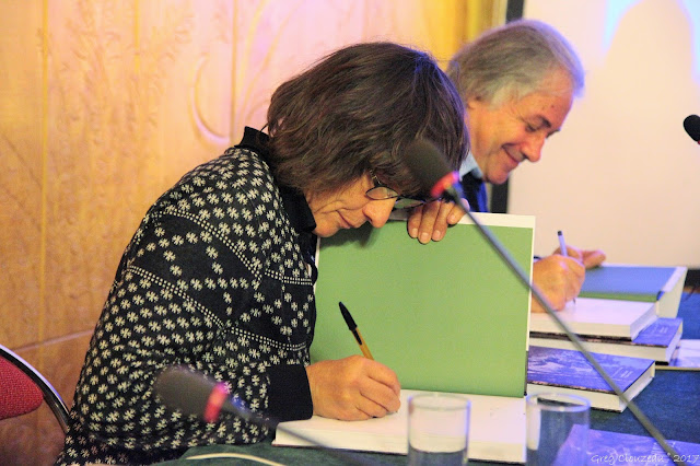 Catherine Destivelle et Gilles Modica signent Fontainebleau, 1 siècle d'escalade à la Mairie de Fontainebleau