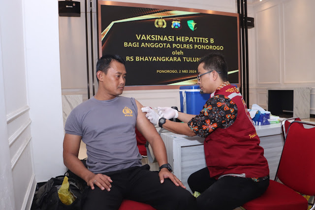 Polres Ponorogo Gelar Vaksinasi Hepatitis B dan Deteksi Dini Narkoba Bagi Anggota