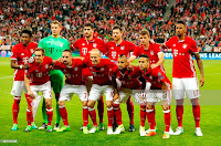 Fußball-Club BAYERN MÜNCHEN e. V. - Munich, Alemania - Temporada 2016-17 - Alaba, Neuer, Javi Martínez, Xabi Alonso, Thomas Müller y Jérôme Boateng; Philip Lahm, Ribéry, Robben, Arturo Vidal y Thiago Alcántara - F. C. BAYERN MUNICH 1 (Arturo Vidal) REAL MADRID 2 (Cristiano Ronaldo) - 12/04/2017 - UEFA Champions League, cuartos de final, partido de ida - Munich, Alemania, Allianz Arena - El Bayern fue superior en el primer tiempo pero Arturo Vidal tiró a las nubes un penalty al final de la primera parte y en la segunda el Madrid fue muy superior, sobre todo a raíz de la expulsión de Javi Martínez