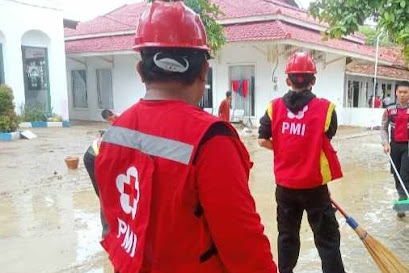 KSR PMI Pamekasan Ikut Serta Bersihkan Sisa Banjir di Pesantren Al-Amin Prenduan