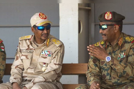 تفاصيل الساعات الأولى للقتال بالسودان! رويترز: البرهان حمل “كلاشنيكوف” وهكذا سيطر حميدتي على أجزاء من العاصمة