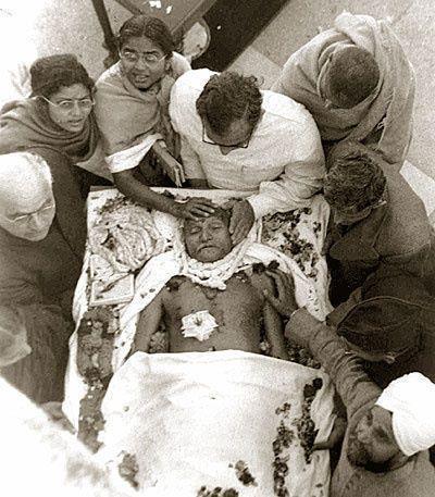 Mahatma Gandhi Funeral Procession Photos | Rare & Old Vintage Photos of Mahatma Gandhi, India (February 2, 1948)