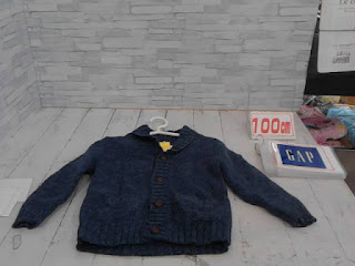 中古品　子供服　１００㎝　GAP　ネイビー　ニットアウター　２９８円