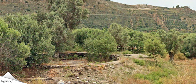 ミノア文明・アギオス・オヌフリオス遺跡・円形墳墓 Minoan Messara Circular Tomb, Agios Onouphrios／©legend ej