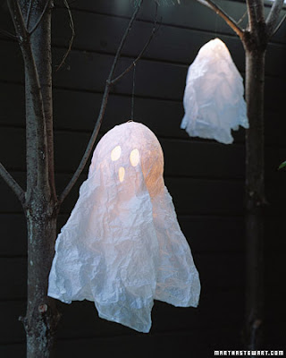  Do you want to scare any trick-or-treaters who pass your front yard this Halloween. Make these floating translucent ghosts and hang them on the trees.