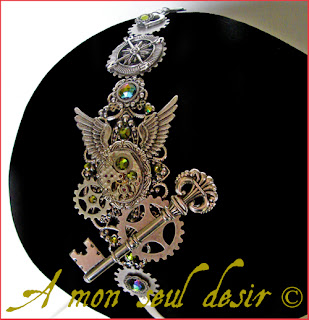 Serre-tête Steampunk mouvement de montre mécanique mécanisme rouages clef clé boussole ailes argentées strass Swarovski vert olive gears silver wings key steampunk headband