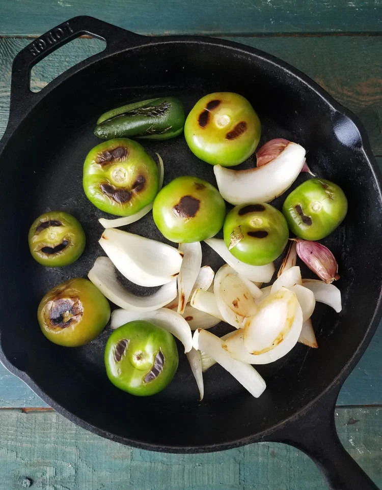 Ingredientes para la salsa de tomatillos (asados a la sartén)