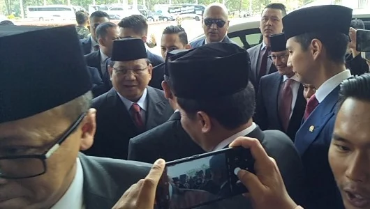 Kompak Gagah Berjas, Prabowo-Sandiaga Hadiri Pelantikan Jokowi-Maruf
