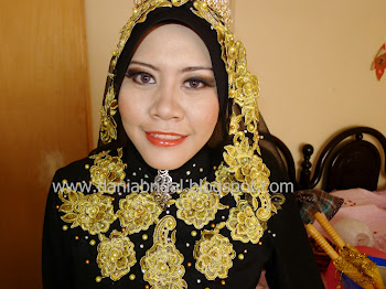 MAKE UP PERSANDINGAN SERBA HITAM GOLD