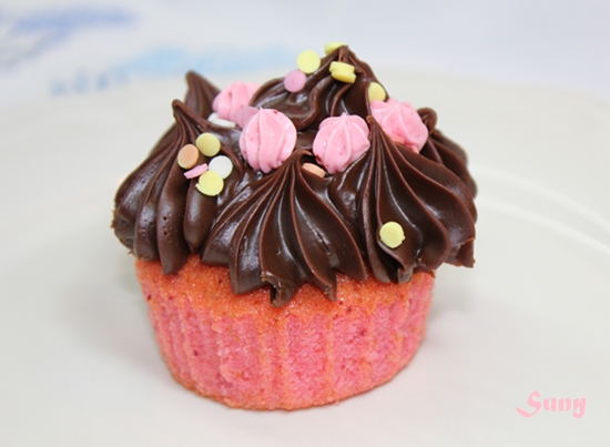 CUPCAKES DE FRESA CON CREMA DE CHOCOLATE