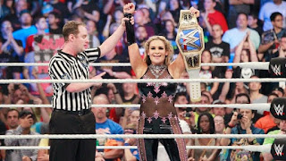 Naomi y Alexa Bliss se rindieron ante Natalya y Sasha Banks en SummerSlam. Ambrose / Rollins y The Usos nuevos campeones por pareja, mientras que Neville recuperó el crucero