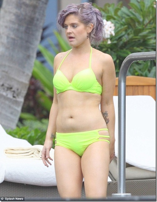 Kelly-Osbourne-Bikini-Candids-In-Hawaii-02