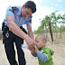 Συγκλονιστικές φωτογραφίες από τα σύνορα Ελλάδας-ΠΓΔΜ: Αστυνομικός ξεδιψά παιδάκι