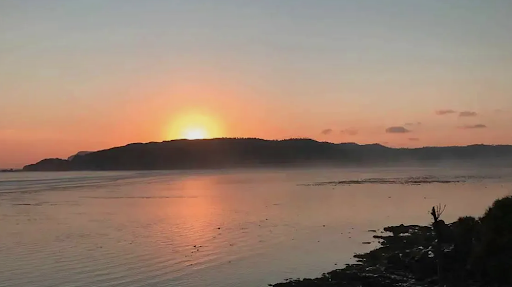 Menikmati Keindahan Sunrise di Pantai
