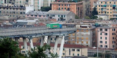  Jembatan layang di satu ruas jalan tol di bersahabat Genoa Jembatan layang di Genoa, Italia, ambruk: 35 tewas, mobil-mobil jatuh dari ketinggian 90 meter