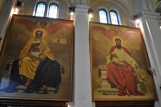 dois painéis com um santo em cada podendo ser são pedro e são paulo