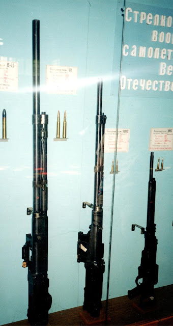 Вооружение советских самолетов периода Великой Отечественной войны: слева направо стоят синхронная пушка Б-20, синхронный пулемет УБ, пулемет ШКАС (на снимке – турельный его вариант)