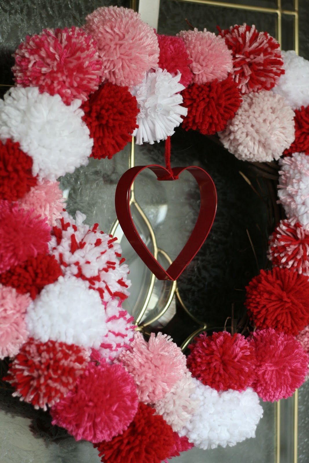 Download home.made.: Valentine's Pom Pom Wreath