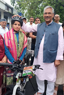 Former CM Trivendra singh rawat with cyclist ashaa malviy