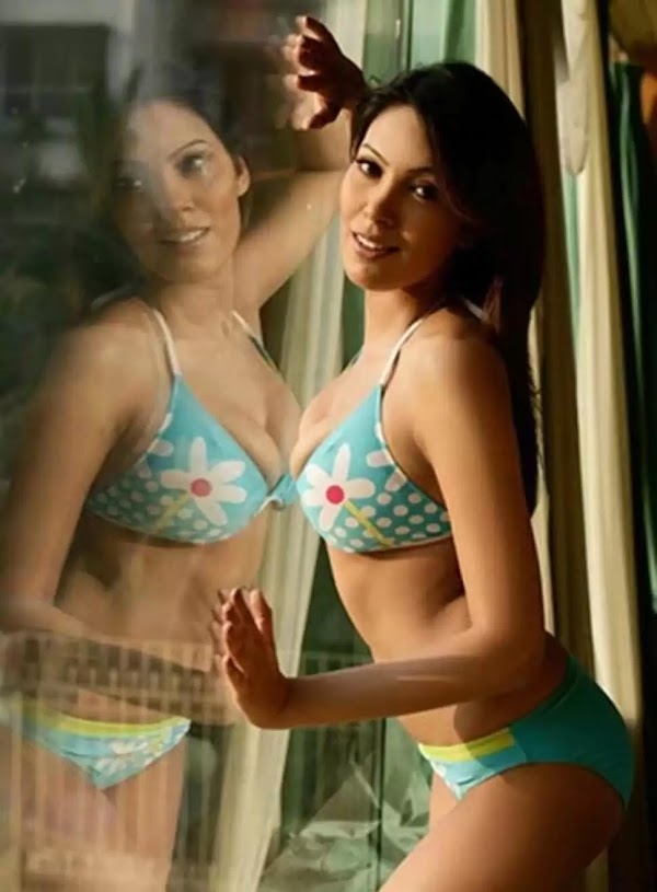 munmun dutta bikini curvy tv actress