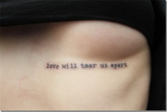 love_will_tear_us_apart_tatouage_sous_la_poitrine