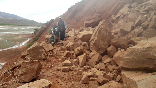 Anfangs kam man noch mit dem Motorrad durch später liefen dann meine Arbeiter 30 km zu Fuß zur Baustelle in Casa Grande.