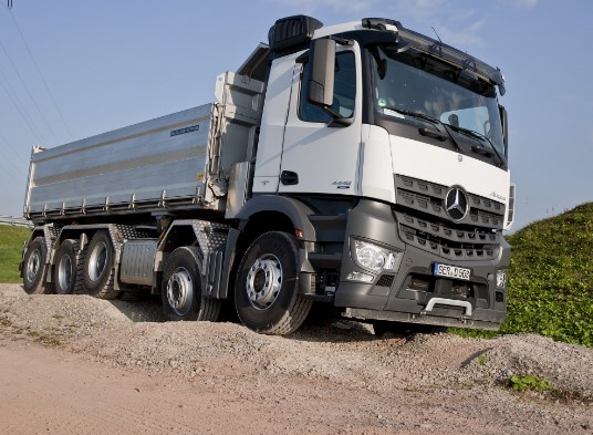 mobil truk dam Mercedes-Benz Arocs 4448