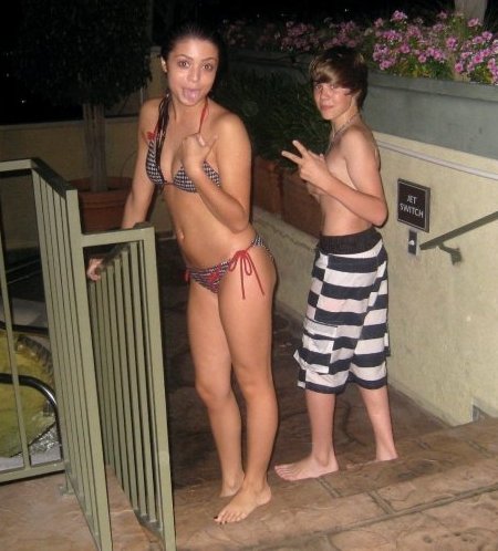 Justin Bieber, pasa el rato en una piscina con su rumoreada novia, Jacque, 