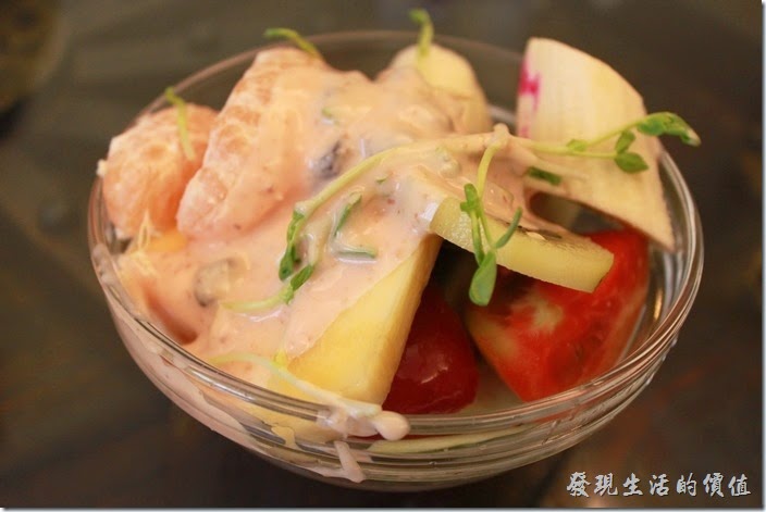 台南-伊莉的店和緯路分店。水果沙拉，內容非常豐富，兩片橘子、香蕉、芭樂、火龍果、西瓜、牛番茄、蘋果、鳳梨、奇異果、蓮霧，只要是當季的水果都給它放進來了，再加上去殼的葵瓜子及葡萄乾，最後在上面淋上千島醬。喜歡吃水果的朋友，對這盤沙拉真的是種享受，因為紅橙黃綠白子幾乎各種顏色都有了。
