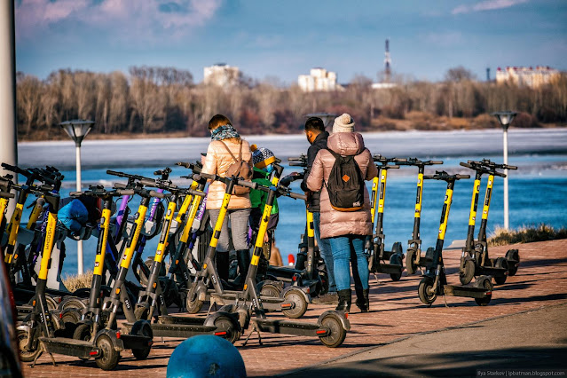 Люди у электросамокатов