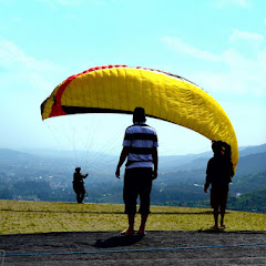 paralayang di puncak