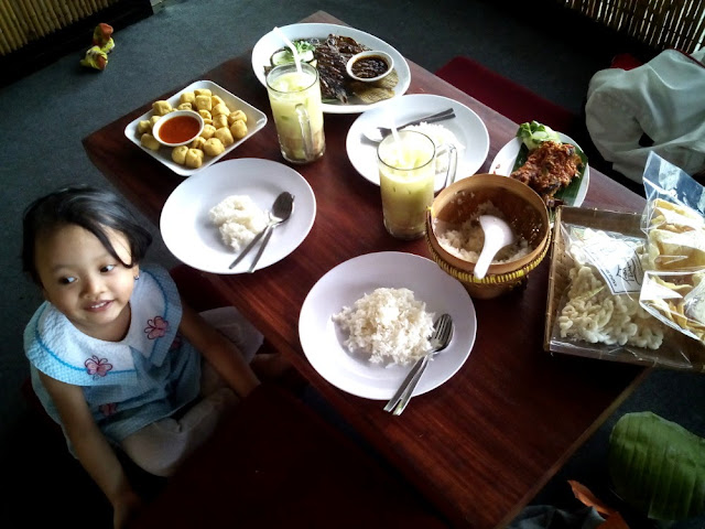 Ayam Bakar Bumbu Rujak, Gurami Asam Manis, crispy tofu, crackers, and avocado juices