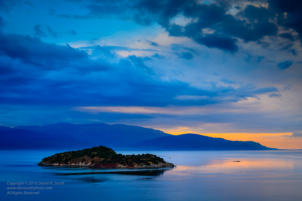 a photo of the gulf of corinth greece at sunset