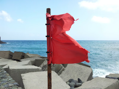 Die rote Fahne warnt Badegäste vor gefährlichen Bedingungen. Nicht schwimmen gehen!