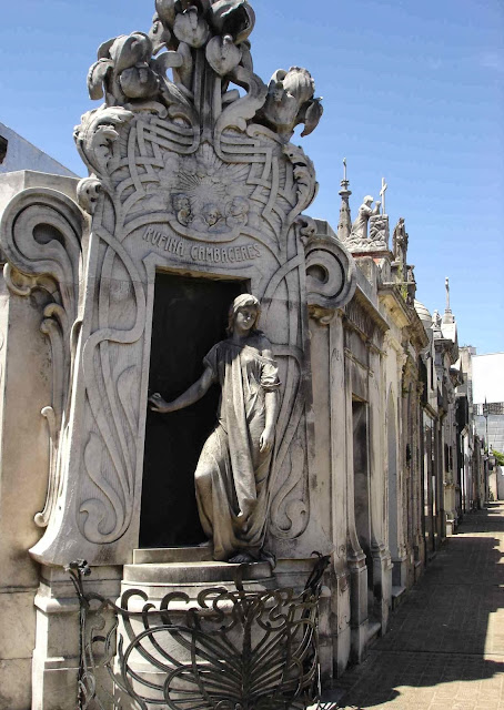 recoleta, argentina, cemitério, lendas, lenda, mulher de branco, enterrada viva, caixões, medo, história