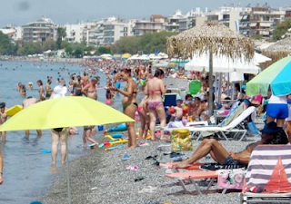 Γέμισαν λόγω καύσωνα οι παραλίες της Μεσσηνίας