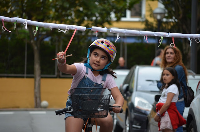 Ninguna cinta se resiste a los niños de Llano en sus fiestas