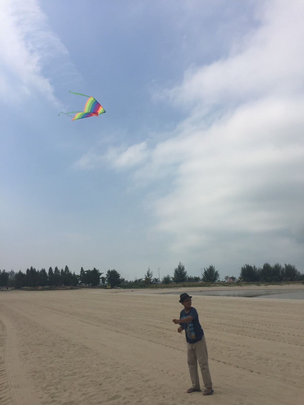 Main Layang-layang Tepi Pantai Klebang, Melaka.  AmyHilmirda