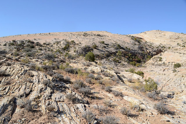 crested canyon of shallow depth