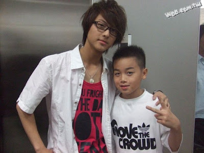 wang xin ling wallpaper. No screen caps but here's one photo of Wang Zi with the little b-boy kid.