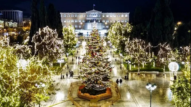 Με μια όμορφη χριστουγεννιάτικη ιστορία η φωταγώγηση του χριστουγεννιάτικου δέντρου στο Σύνταγμα (βίντεο)