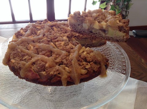 Bolo de maça com "crumble" de aveia (sem açúcar, manteiga nem farinha de trigo)