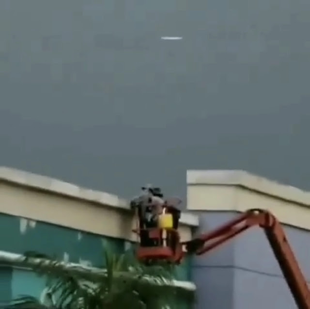 Epic Flying Saucer Hovers right over Panama city in broad daylight.
