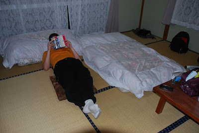 Séance de lecture de Ken le survivant dans la spacieuse chambre du Minsyuku Rindo-no-ie à Nikko