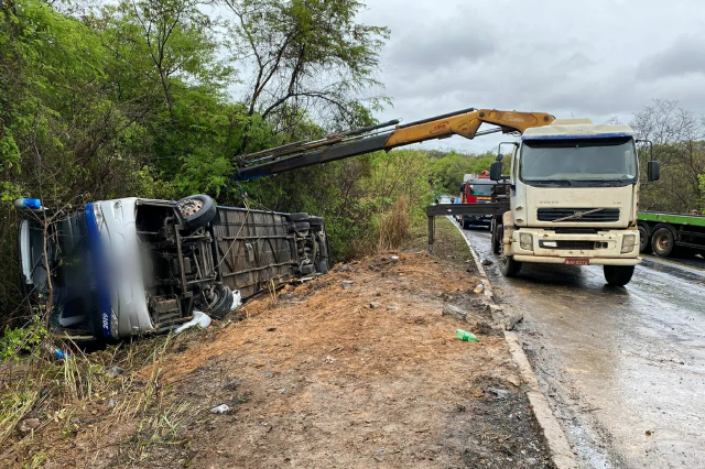 Ônibus de empresa de turismo de Monte Santo tomba no Estado de MG, deixa três mortos e 11 feridos