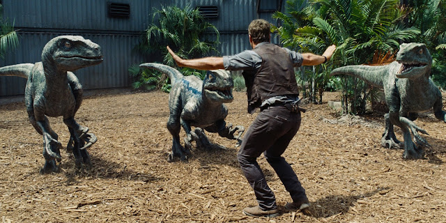 Jurassic World | Featurette mostra atrações do parque + Chris Pratt encara velociraptors em cena inédita